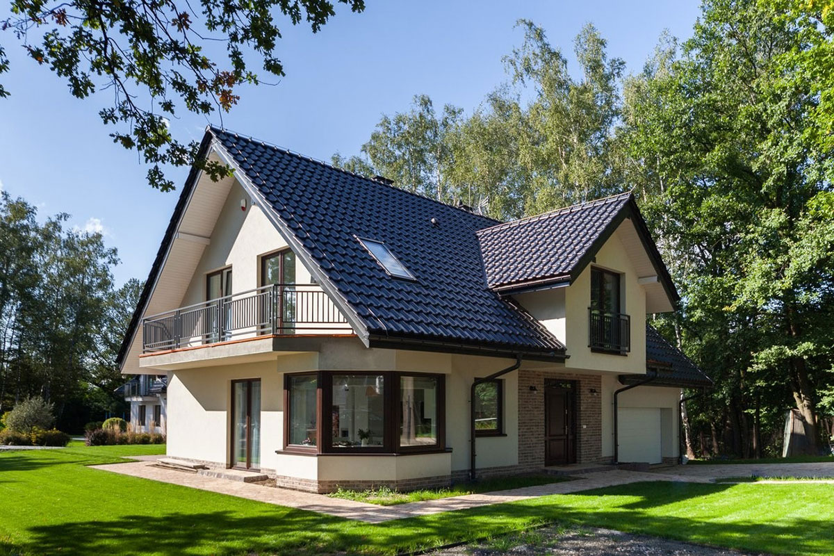 Projekt domu z poddaszem, wykuszem w jadalni i 2 balkonami
