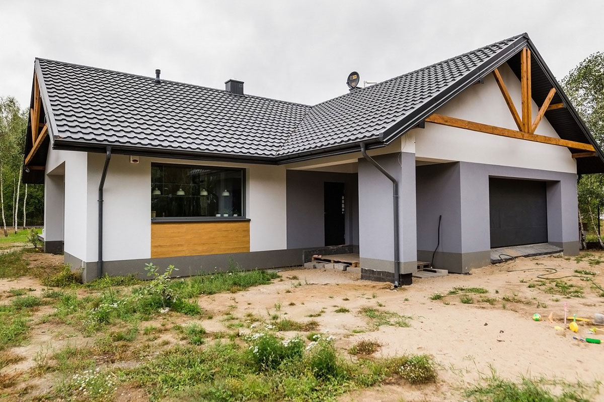 Parterowy dom z dużym tarasem i garażem na dwa samochody