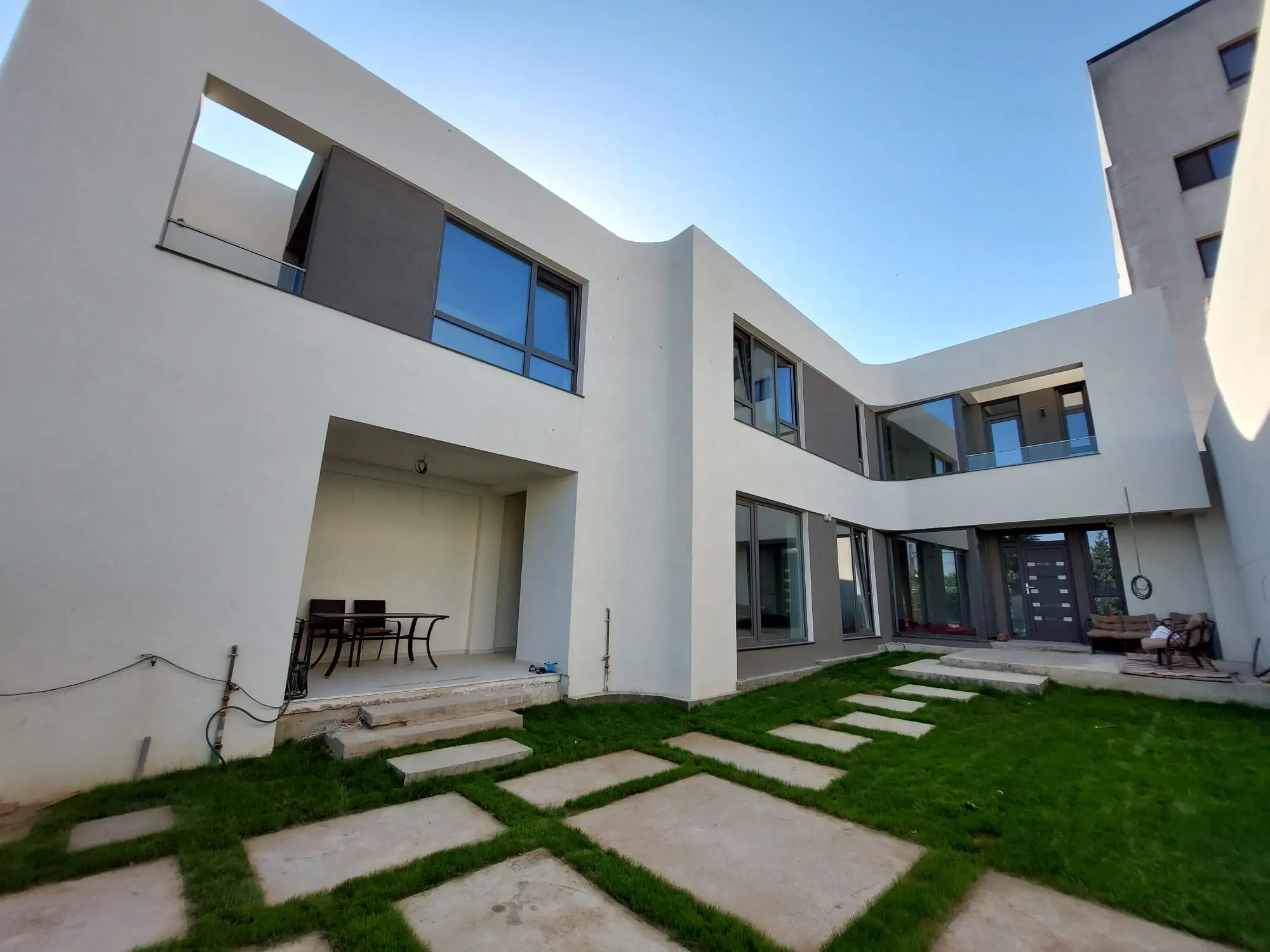 Projekt domu dwupiętrowego o pow. 235 m²: 4 Sypialnie, 3 Łazienki, bez Garażu