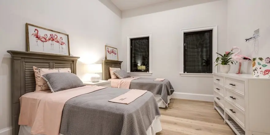 Projekt domu parterowego o pow. 65 m²: 4 Sypialnie, 6 Łazienki, Otwarta kuchnia, Garaż