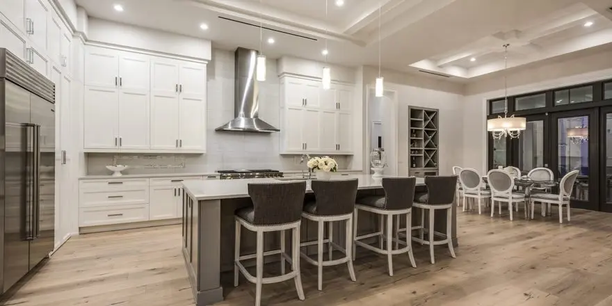 Projekt domu parterowego o pow. 65 m²: 4 Sypialnie, 6 Łazienki, Otwarta kuchnia, Garaż