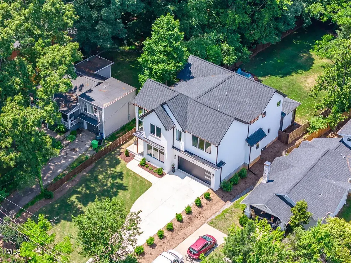 Projekt domu piętrowego o pow. 379 m²: 3 Sypialnie, 5 Łazienki, Otwarta kuchnia, Garaż