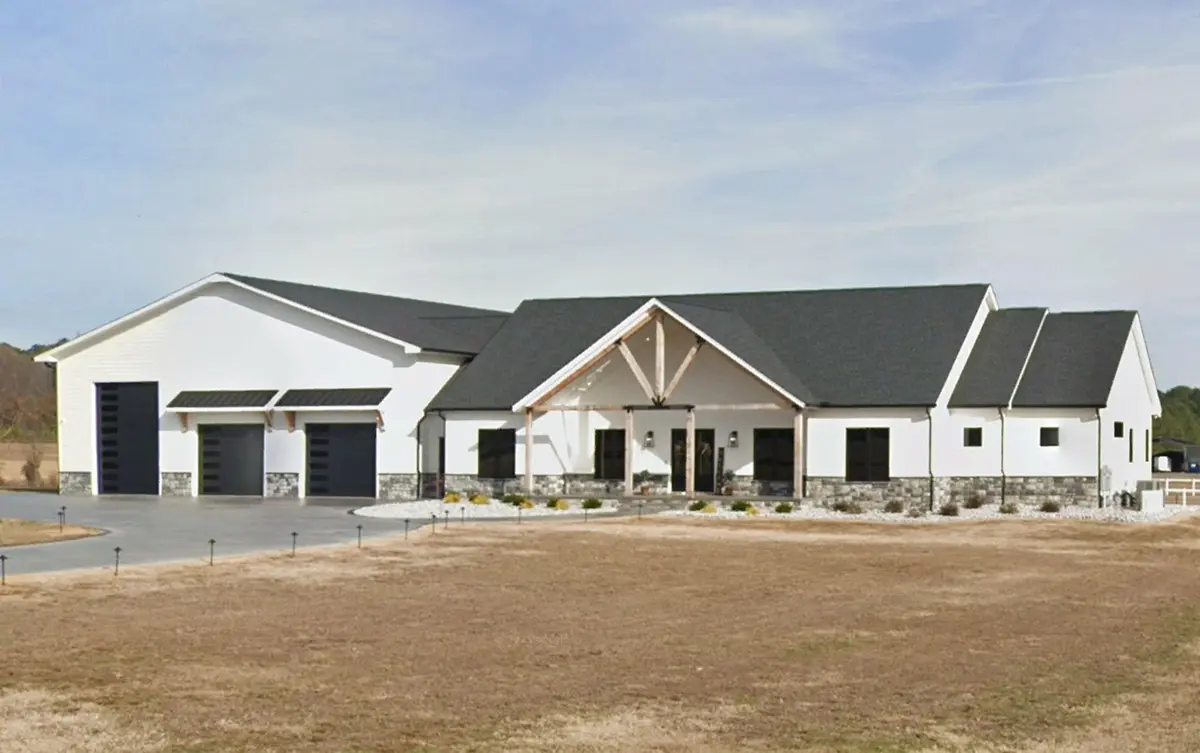 Projekt domu parterowego o pow. 375 m²: 3 Sypialnie, Gabinet, 5 Łazienki, Otwarta kuchnia, Garaż