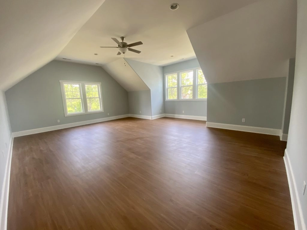 Projekt domu z poddaszem użytkowym o pow. 390 m²: 5 Sypialnie, Gabinet, 5 Łazienki, Otwarta kuchnia, Garaż
