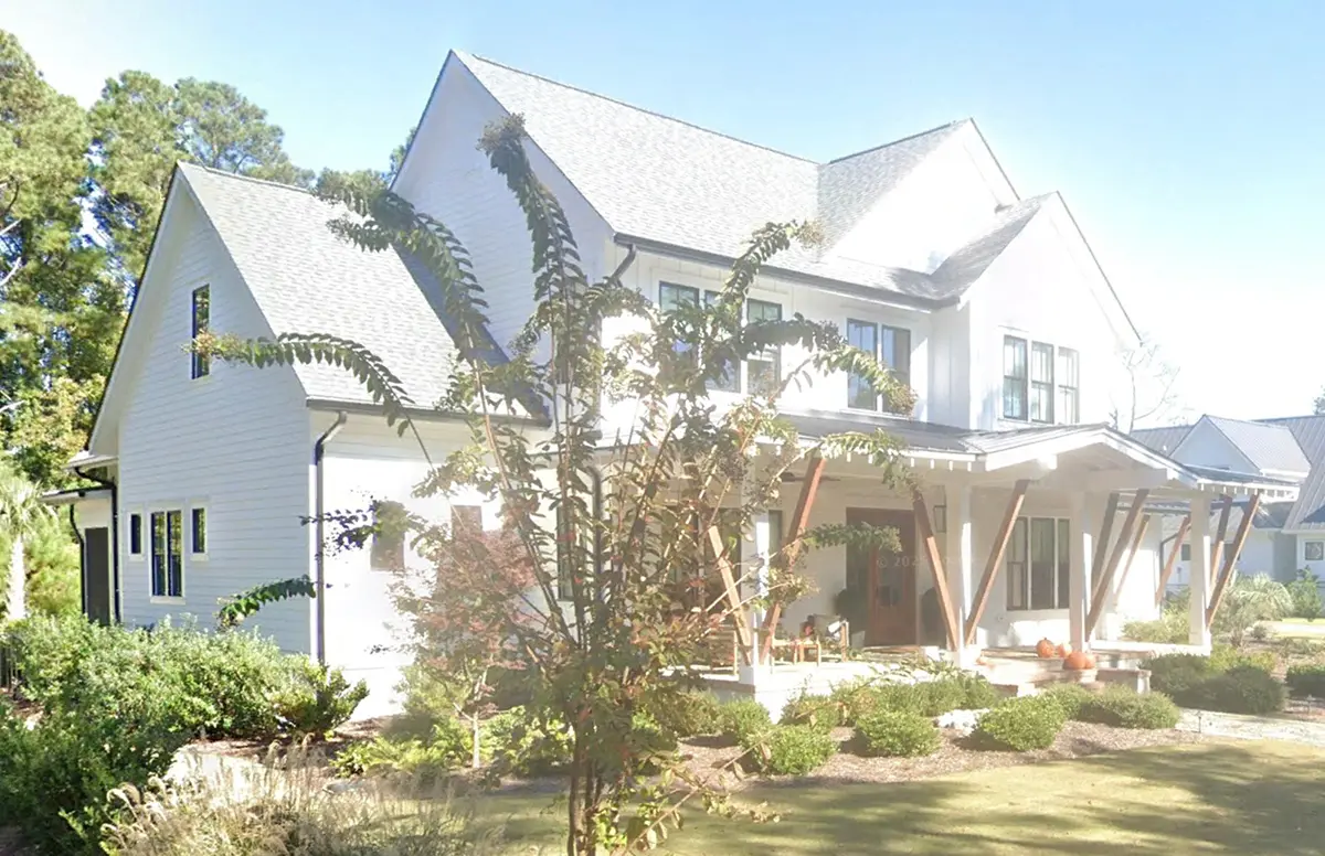 Projekt domu piętrowego o pow. 437 m²: 5 Sypialnie, Gabinet, 5 Łazienki, Otwarta kuchnia, Garaż