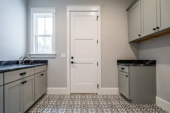 Projekt domu z poddaszem użytkowym o pow. 386 m²: 4 Sypialnie, Gabinet, 5 Łazienki, Otwarta kuchnia, Garaż