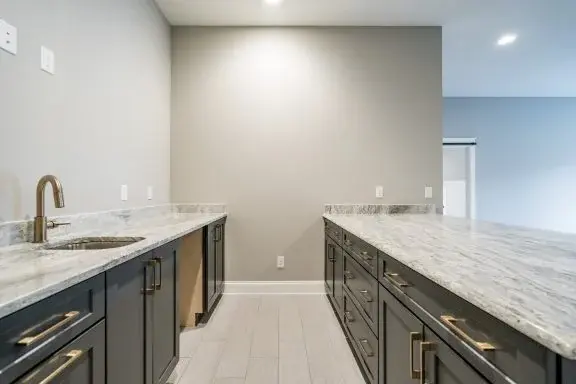 Projekt domu z poddaszem użytkowym o pow. 386 m²: 4 Sypialnie, Gabinet, 5 Łazienki, Otwarta kuchnia, Garaż