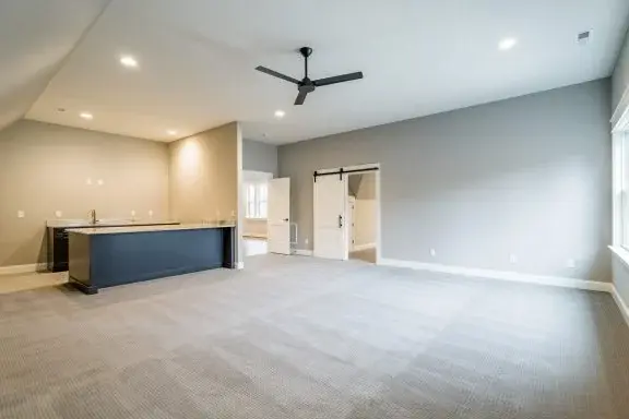 Projekt domu z poddaszem użytkowym o pow. 386 m²: 4 Sypialnie, Gabinet, 5 Łazienki, Otwarta kuchnia, Garaż
