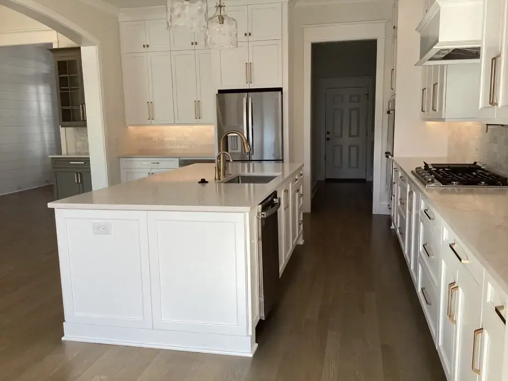 Projekt domu parterowego o pow. 335 m²: 3 Sypialnie, 7 Łazienki, Otwarta kuchnia, Garaż