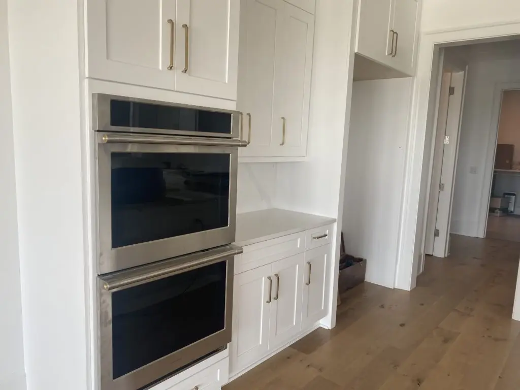 Projekt domu piętrowego o pow. 278 m²: 3 Sypialnie, Gabinet, 6 Łazienki, Otwarta kuchnia, Garaż