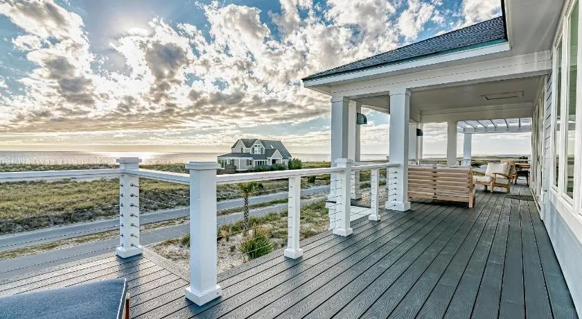 Projekt domu dwupiętrowego o pow. 275 m²: 4 Sypialnie, 6 Łazienki, Otwarta kuchnia, Garaż