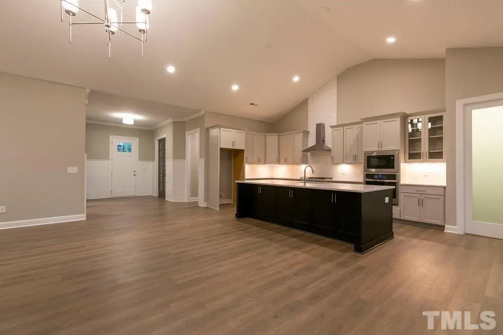 Projekt domu z poddaszem użytkowym o pow. 297 m²: 4 Sypialnie, Gabinet, 4 Łazienki, Otwarta kuchnia, Garaż
