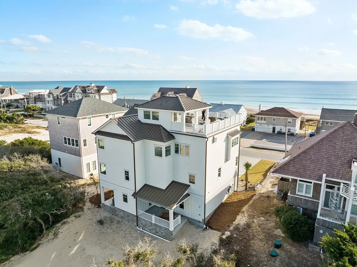 Projekt domu dwupiętrowego o pow. 473 m²: 5 Sypialnie, 5 Łazienki, Otwarta kuchnia, Garaż