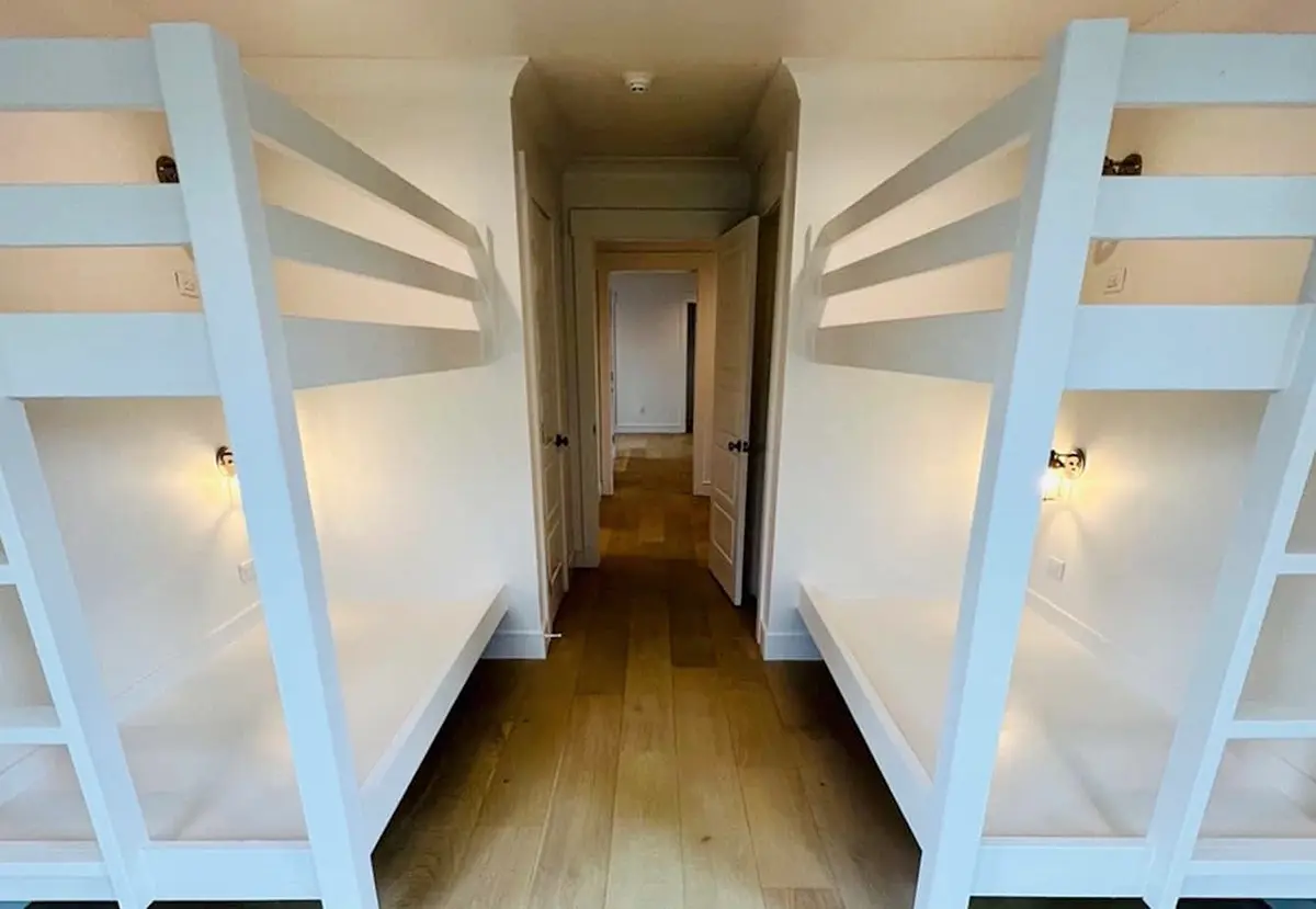 Projekt domu dwupiętrowego o pow. 301 m²: 4 Sypialnie, 4 Łazienki, Otwarta kuchnia, Garaż