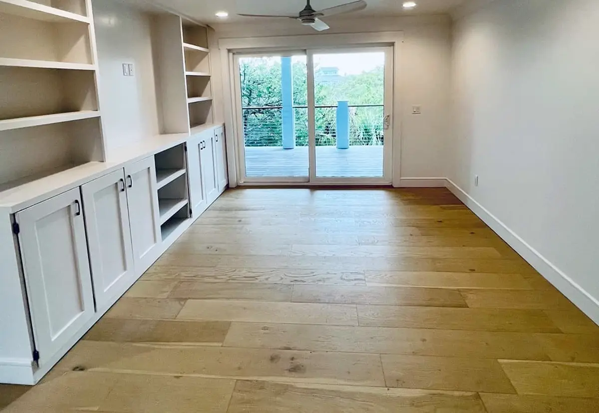 Projekt domu dwupiętrowego o pow. 301 m²: 4 Sypialnie, 4 Łazienki, Otwarta kuchnia, Garaż