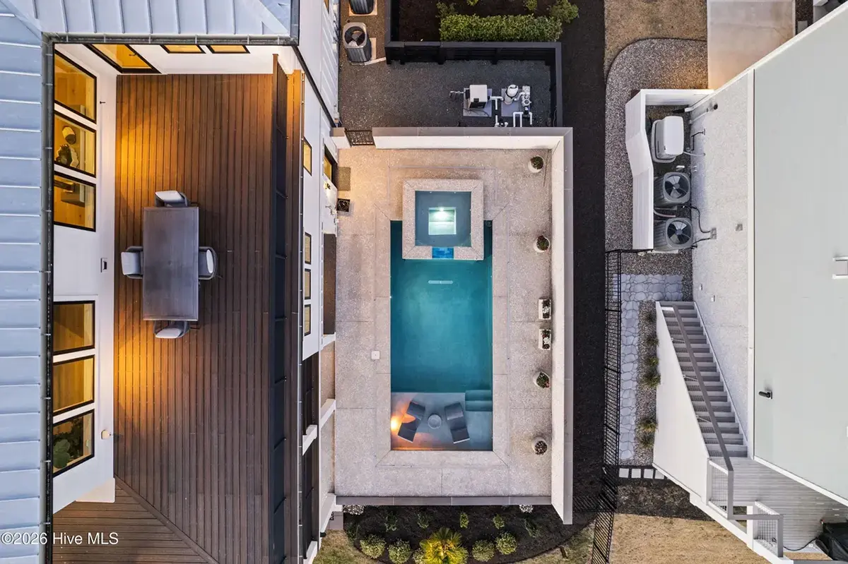 Projekt domu dwupiętrowego o pow. 446 m²: 5 Sypialnie, Gabinet, 6 Łazienki, Otwarta kuchnia, Garaż