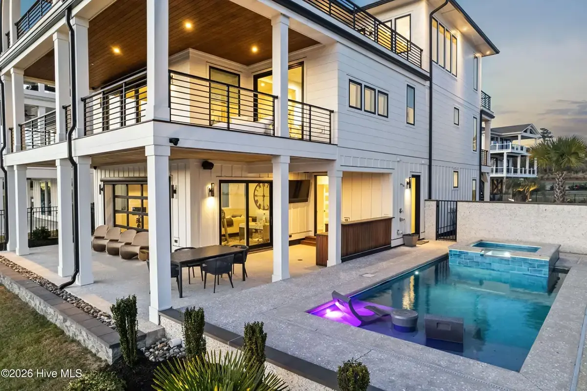Projekt domu dwupiętrowego o pow. 446 m²: 5 Sypialnie, Gabinet, 6 Łazienki, Otwarta kuchnia, Garaż