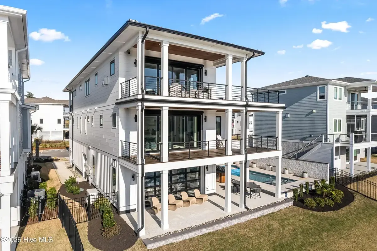 Projekt domu dwupiętrowego o pow. 446 m²: 5 Sypialnie, Gabinet, 6 Łazienki, Otwarta kuchnia, Garaż