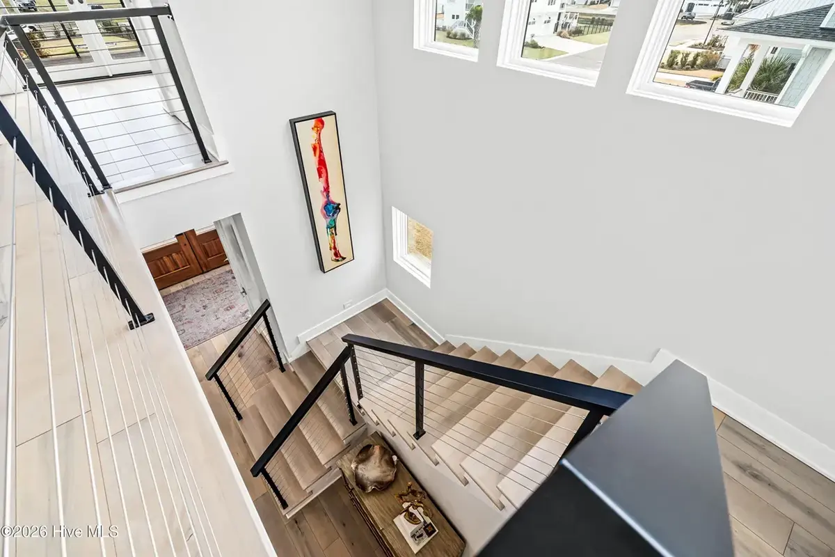 Projekt domu dwupiętrowego o pow. 446 m²: 5 Sypialnie, Gabinet, 6 Łazienki, Otwarta kuchnia, Garaż