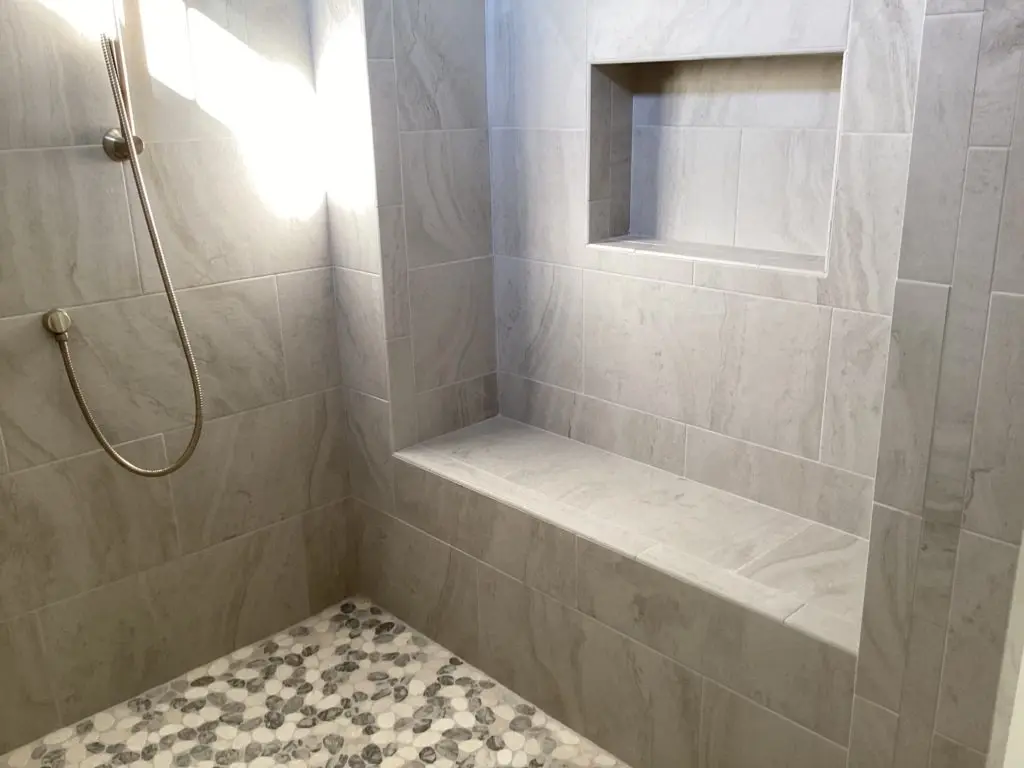 Projekt domu z poddaszem użytkowym o pow. 302 m²: 4 Sypialnie, 4 Łazienki, Otwarta kuchnia, Garaż