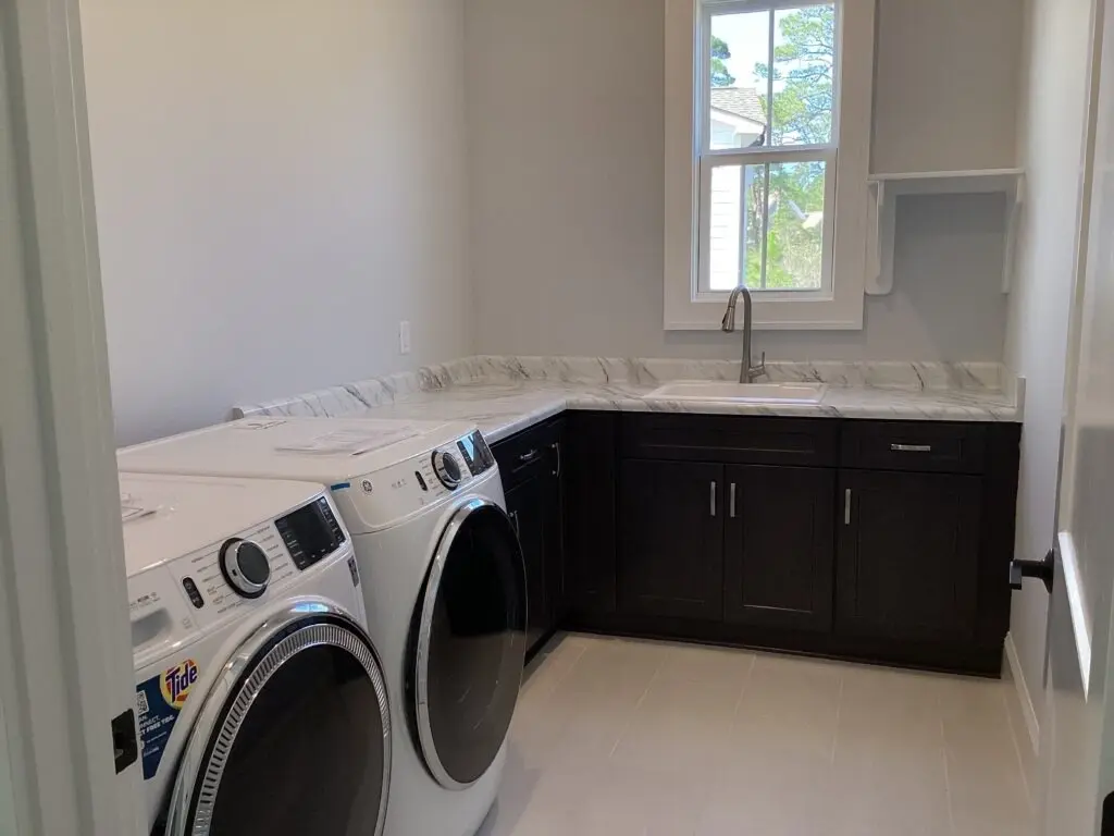 Projekt domu z poddaszem użytkowym o pow. 304 m²: 3 Sypialnie, Gabinet, 4 Łazienki, Otwarta kuchnia, Garaż