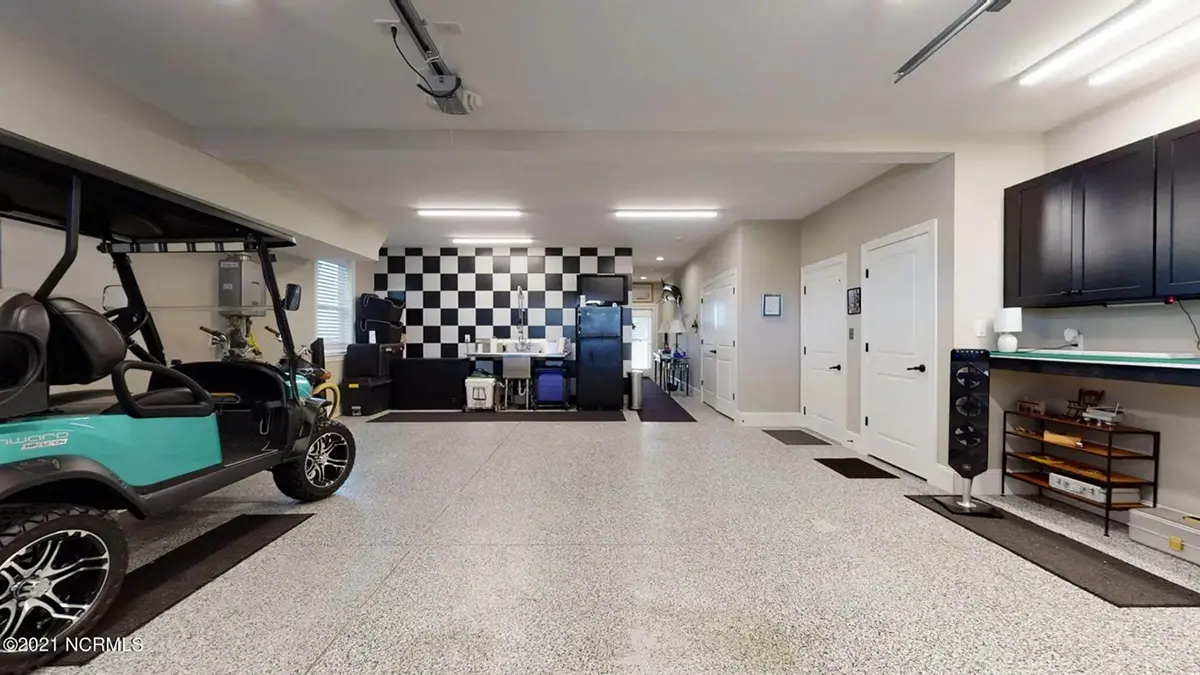 Wnętrza 14 – Projekt domu dwupiętrowego o pow. 372 m²: 3 Sypialnie, 5 Łazienki, Otwarta kuchnia, Garaż — 58990R