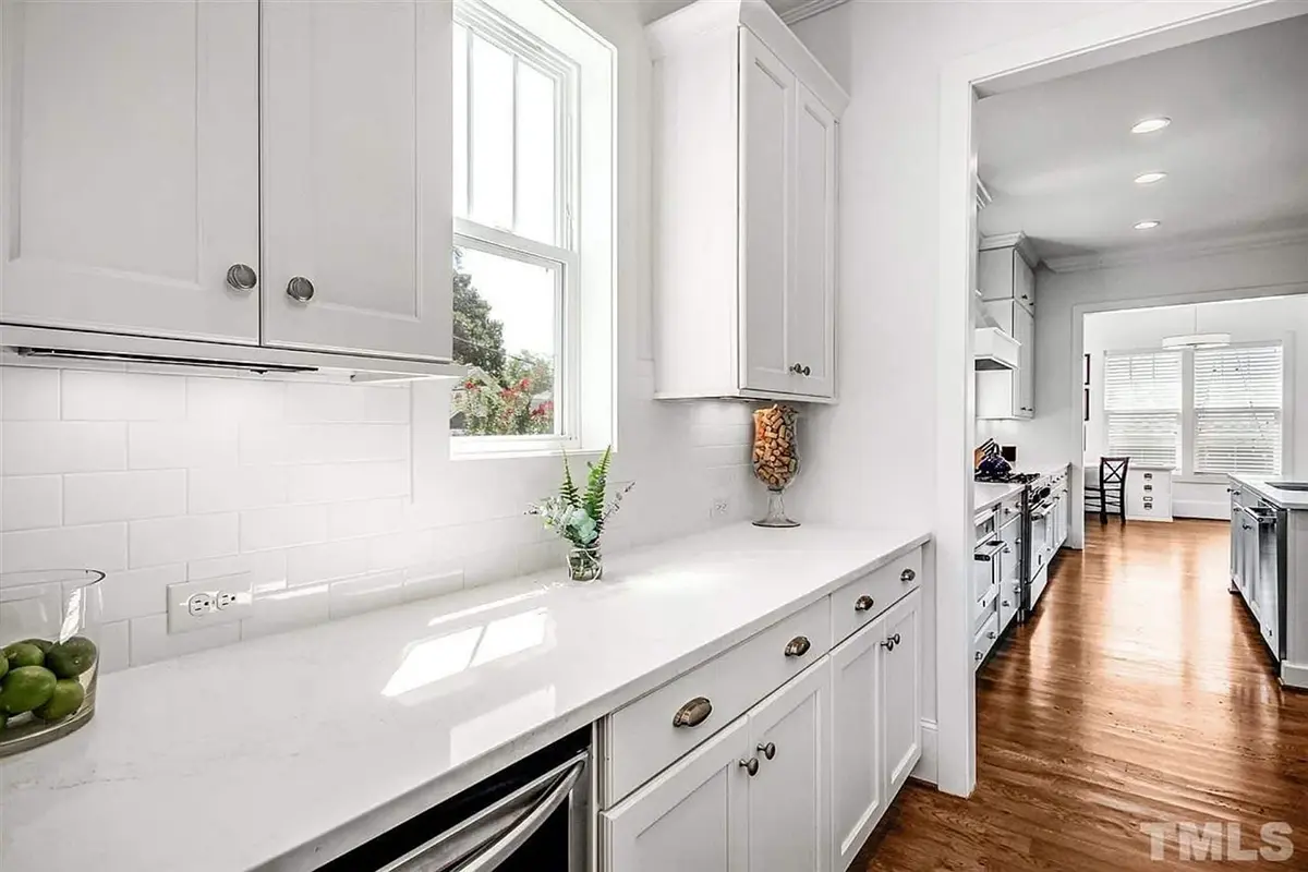 Wnętrza 7 – Projekt domu piętrowego o pow. 246 m²: 3 Sypialnie, Gabinet, 4 Łazienki, Otwarta kuchnia, bez Garażu — 39006R