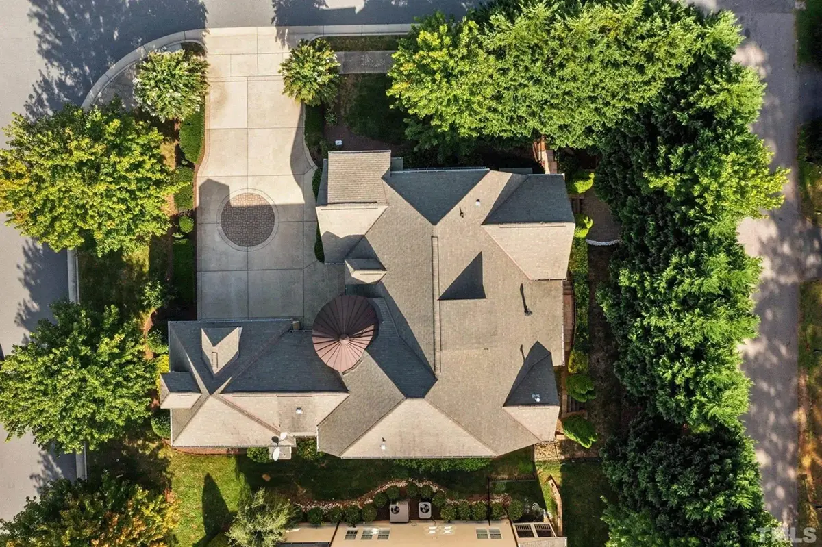 Zdjęcia zrealizowanych domów 19 – Projekt domu piętrowego o pow. 399 m²: 4 Sypialnie, Gabinet, 5 Łazienki, Otwarta kuchnia, Garaż — 88919R