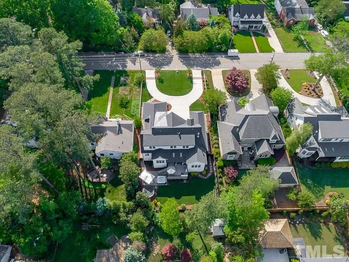 Zdjęcia zrealizowanych domów 15 – Projekt domu z poddaszem użytkowym o pow. 398 m²: 4 Sypialnie, Gabinet, 5 Łazienki, Otwarta kuchnia, Garaż — 43606R