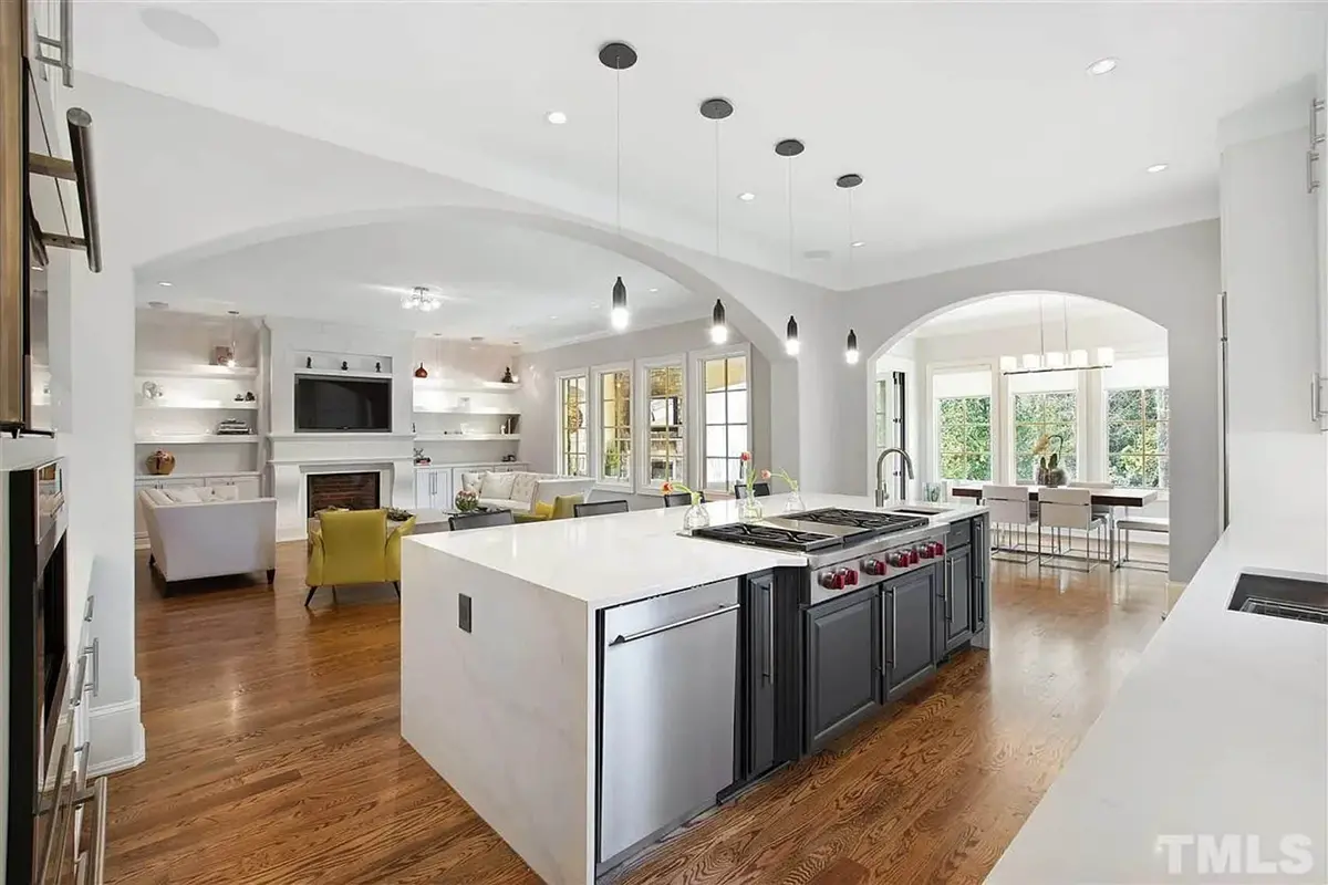 Wnętrza 9 – Projekt domu piętrowego + piwnicą o pow. 530 m²: 5 Sypialnie, 6 Łazienki, Otwarta kuchnia, Garaż — 26217R
