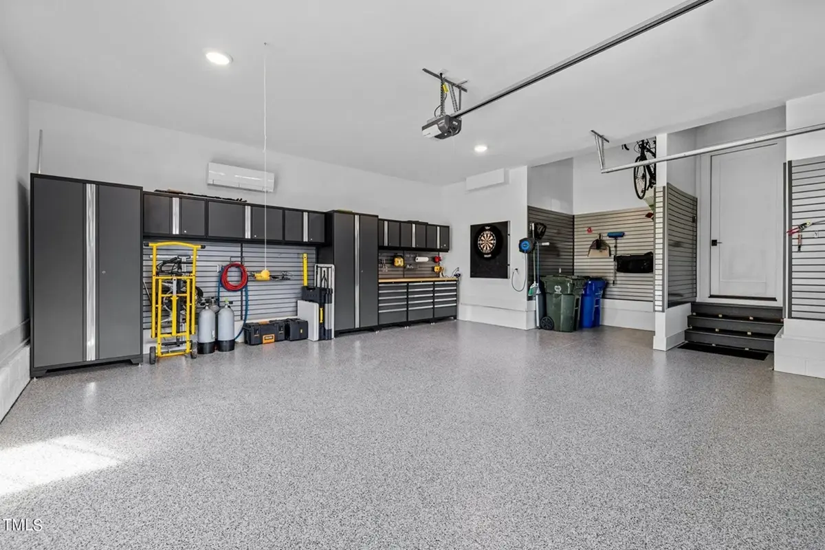 Wnętrza 16 – Projekt domu piętrowego o pow. 479 m²: 5 Sypialnie, Gabinet, 6 Łazienki, Otwarta kuchnia, Garaż — 63139R