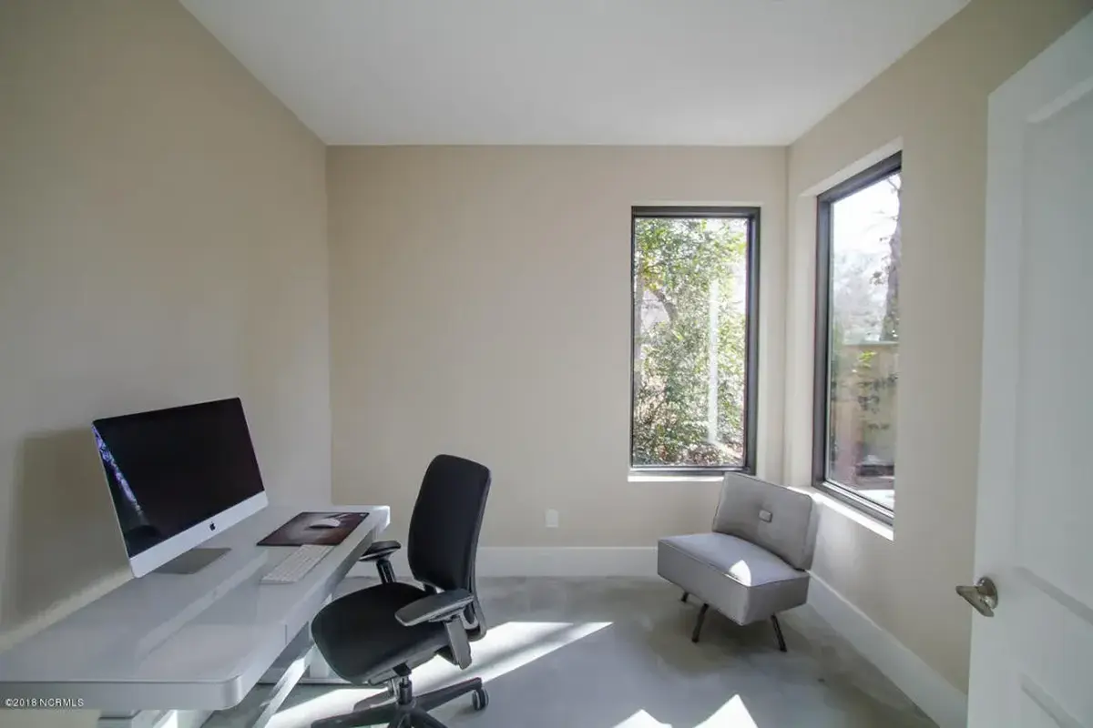 Wnętrza 11 – Projekt domu dwupiętrowego o pow. 351 m²: 5 Sypialnie, Gabinet, 5 Łazienki, Otwarta kuchnia, Garaż — 70598R