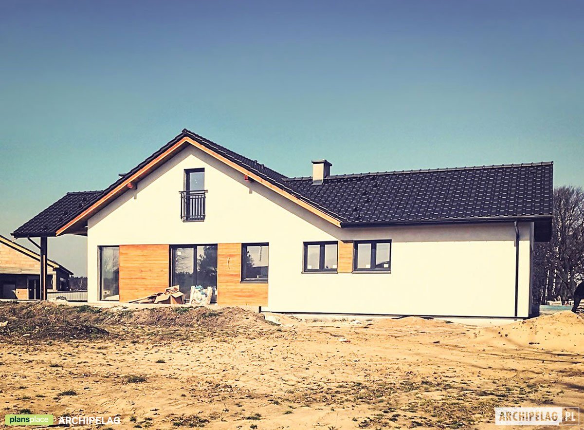 Projekt domu w kształcie litery L z poddaszem do adaptacji