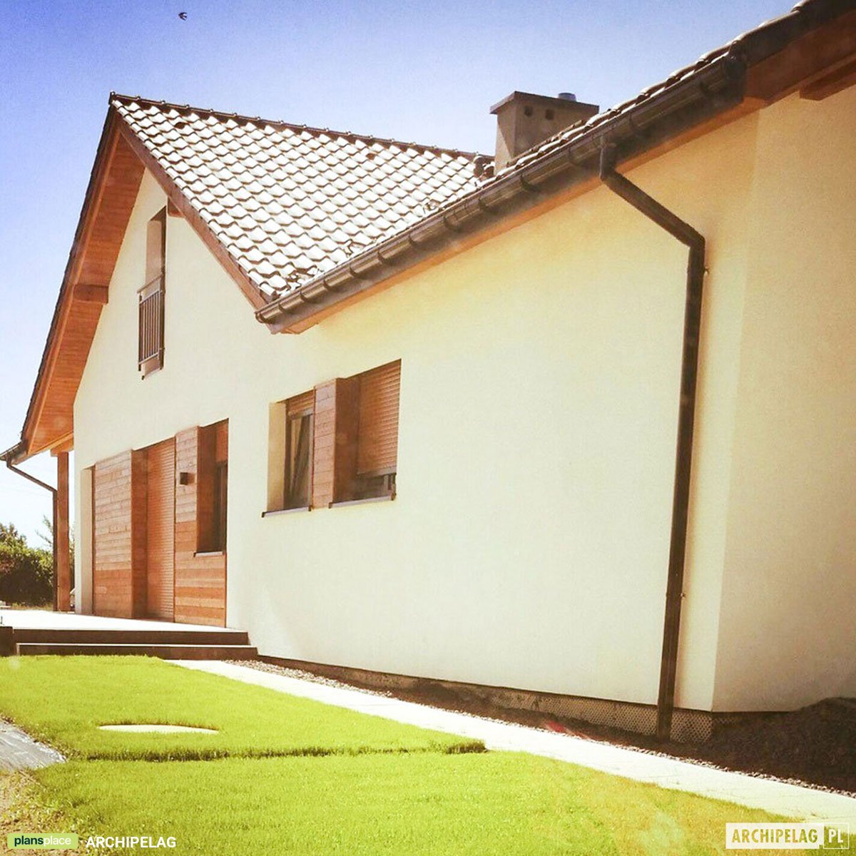Projekt domu w kształcie litery L z poddaszem do adaptacji